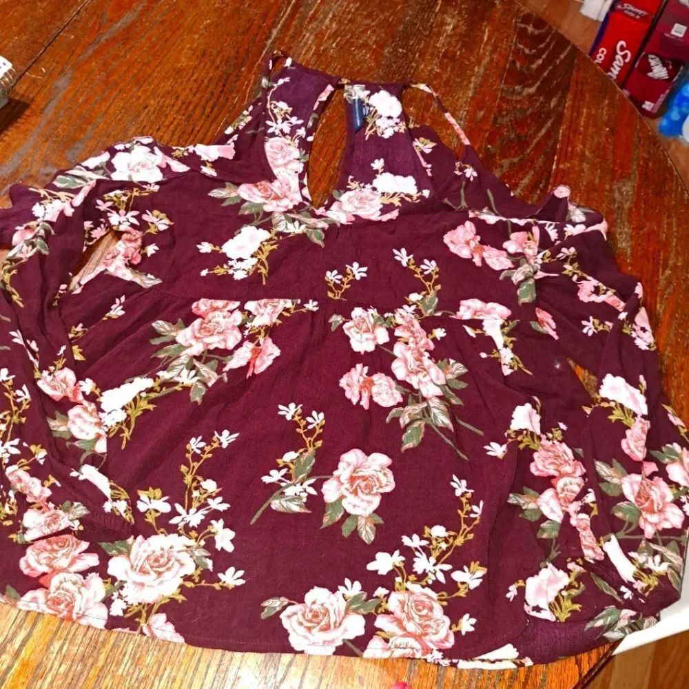 Medium American Eagle Cold Shoulder Long Sleeve V Neck Floral Shirt Top